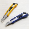 Dao Rọc Giấy Deli 2042 – Lưỡi Sắc Bén, Thiết Kế An Toàn, Dễ Sử Dụng