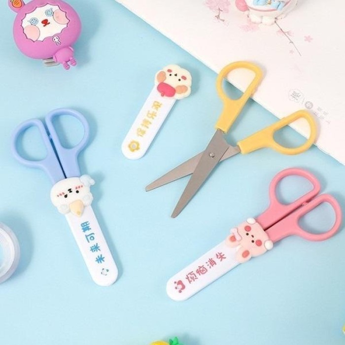 Kéo Cắt Thủ Công Có Nắp 8181 – Thiết Kế Hoạt Hình Dễ Thương, Bảo Vệ An Toàn Cho Bé