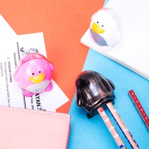 Gọt Chì Deli 0563 Hình Chim Cánh Cụt – Dễ Thương, Tiện Lợi