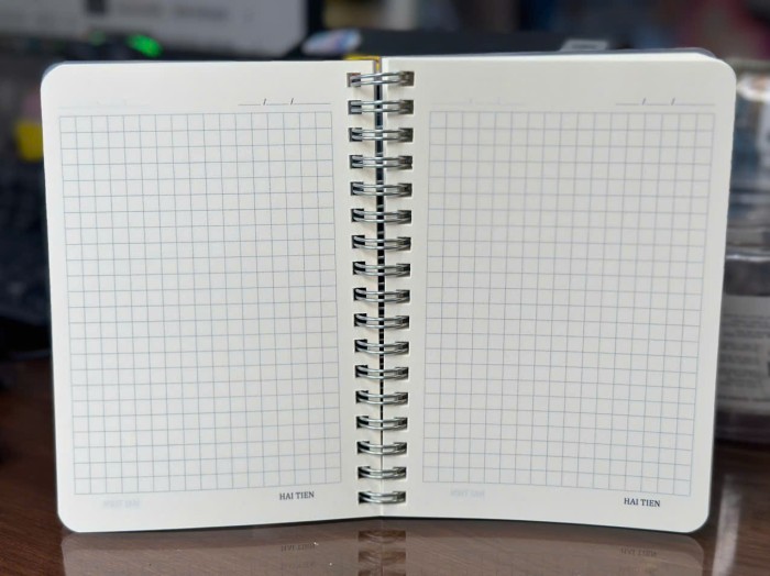 Sổ Lò Xo A6 Hải Tiến The Light 9882 Bìa Nhựa Kẻ Caro 200 Trang Giấy 80gsm